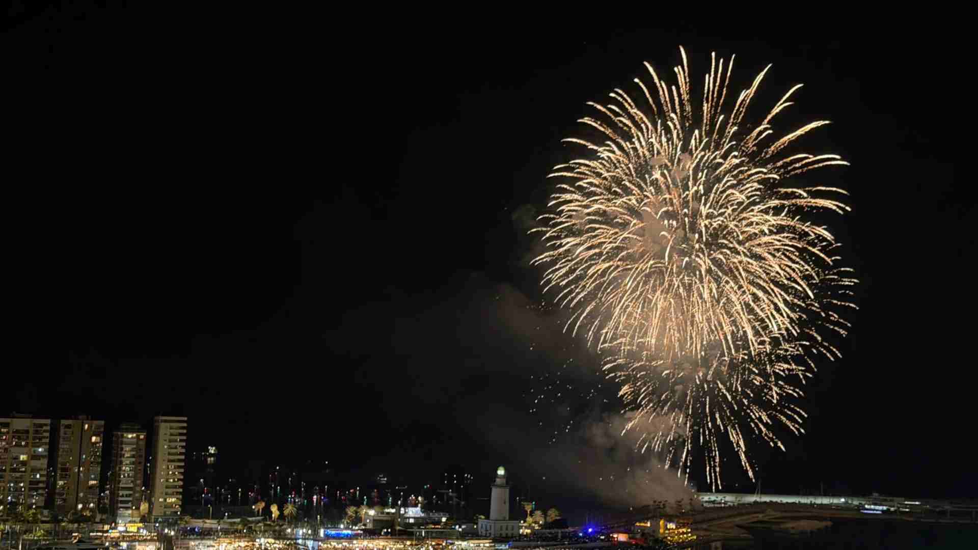 Así ha sido la bienvenida de la Feria de Málaga con la noche de los fuegos artificiales