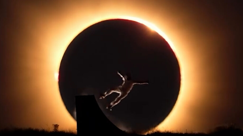 El skater Danny León eclipsa el eclipse con la imagen más viral: el truco de su vida, que quedará para la historia