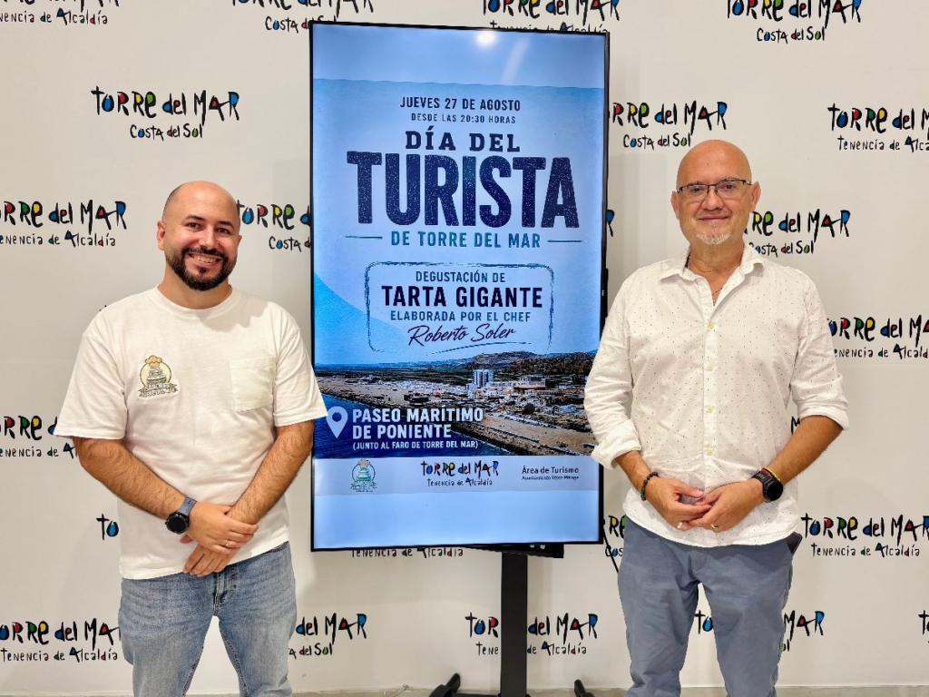 Una tarta gigante de seis metros cuadrados: así es el homenaje a la historia de sus faros que ha preparado Torre del Mar