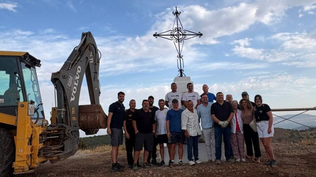 El Cerro de la Cruz de Sierra de Yeguas recupera su cruz 500 años después gracias a sus vecinos
