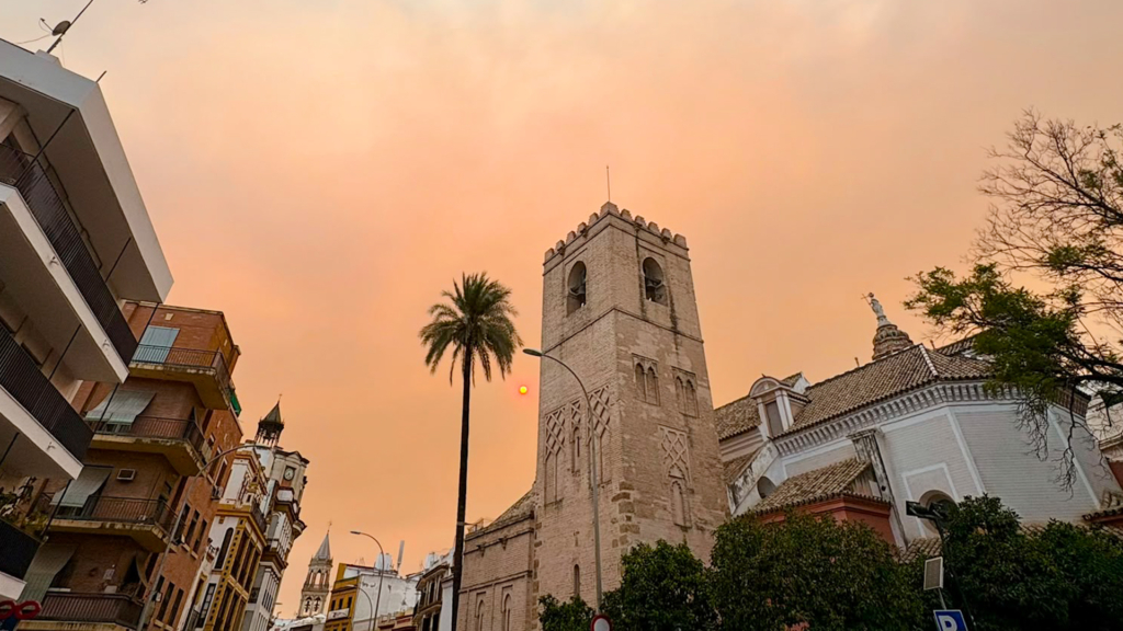 El humo del incendio de Niebla alcanza Sevilla mientras el fuego obliga a nuevos desalojos en la provincia
