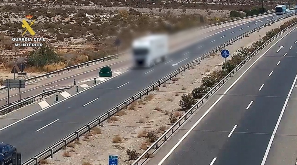 Investigan al conductor de un camión que recorrió más de 400 metros marcha atrás en la autovía