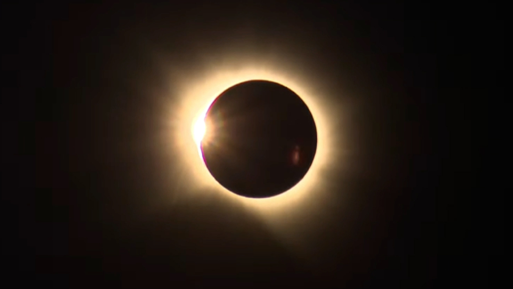 España vive el mejor eclipse total en 121 años y se prepara para dos más que se verán mejor en Andalucía