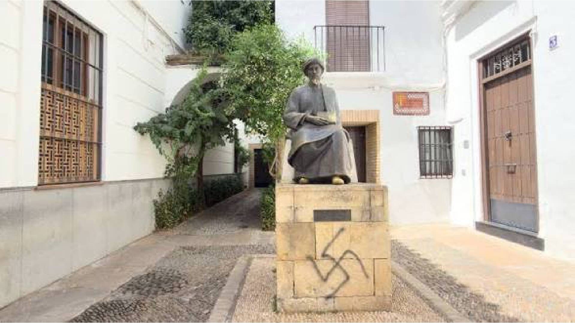 Vandalizan con una esvástica la escultura de Maimónides en Córdoba