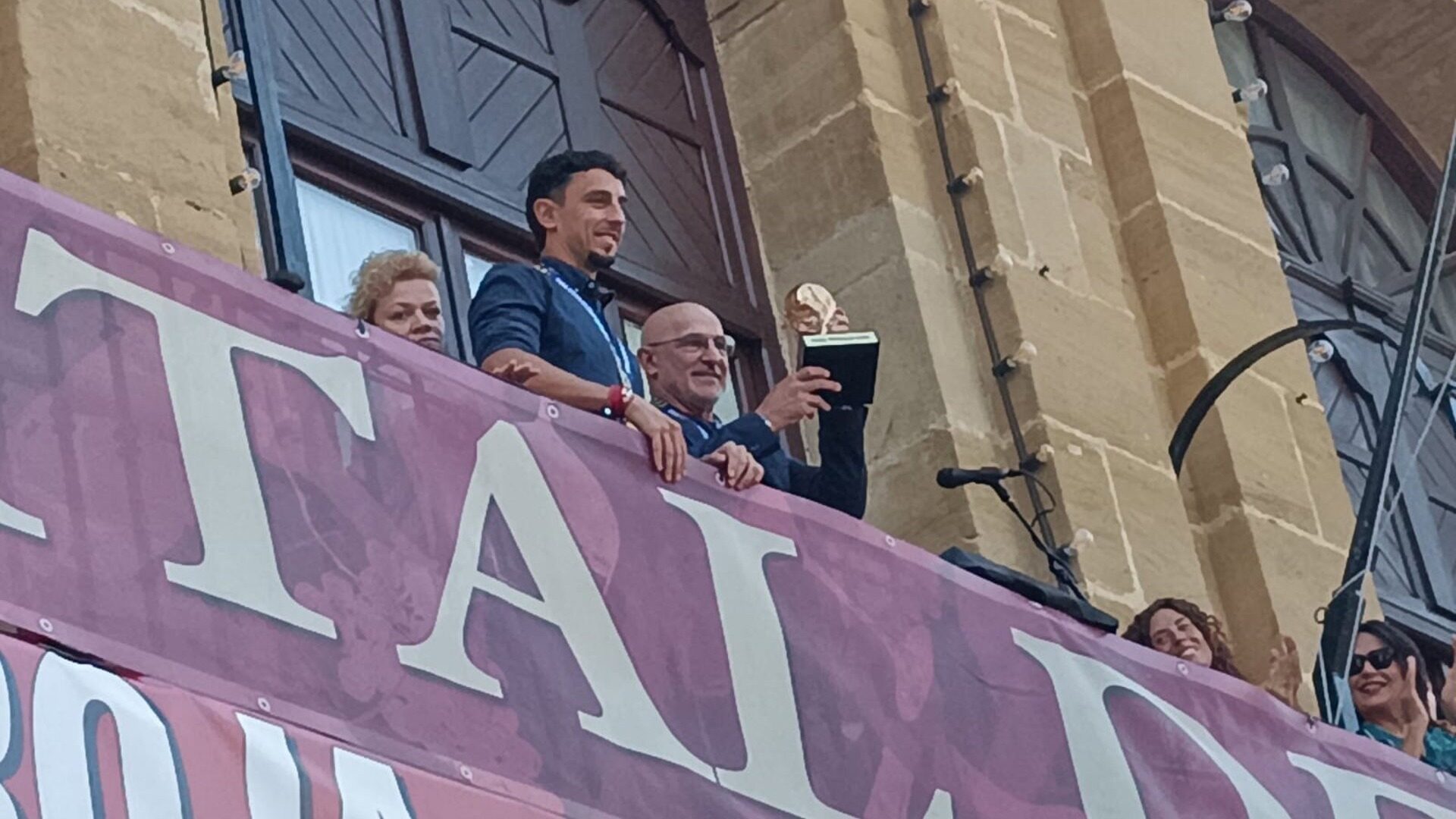 Luis de la Fuente exhibe el trofeo en el balcón del ayuntamiento de Haro