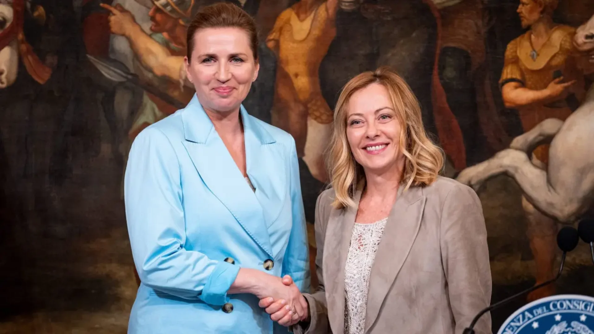 La-primera-ministra-italiana-Giorgia-Meloni-y-la-primera-ministra-del-Reino-de-Dinamarca-Mette-Frederiksen