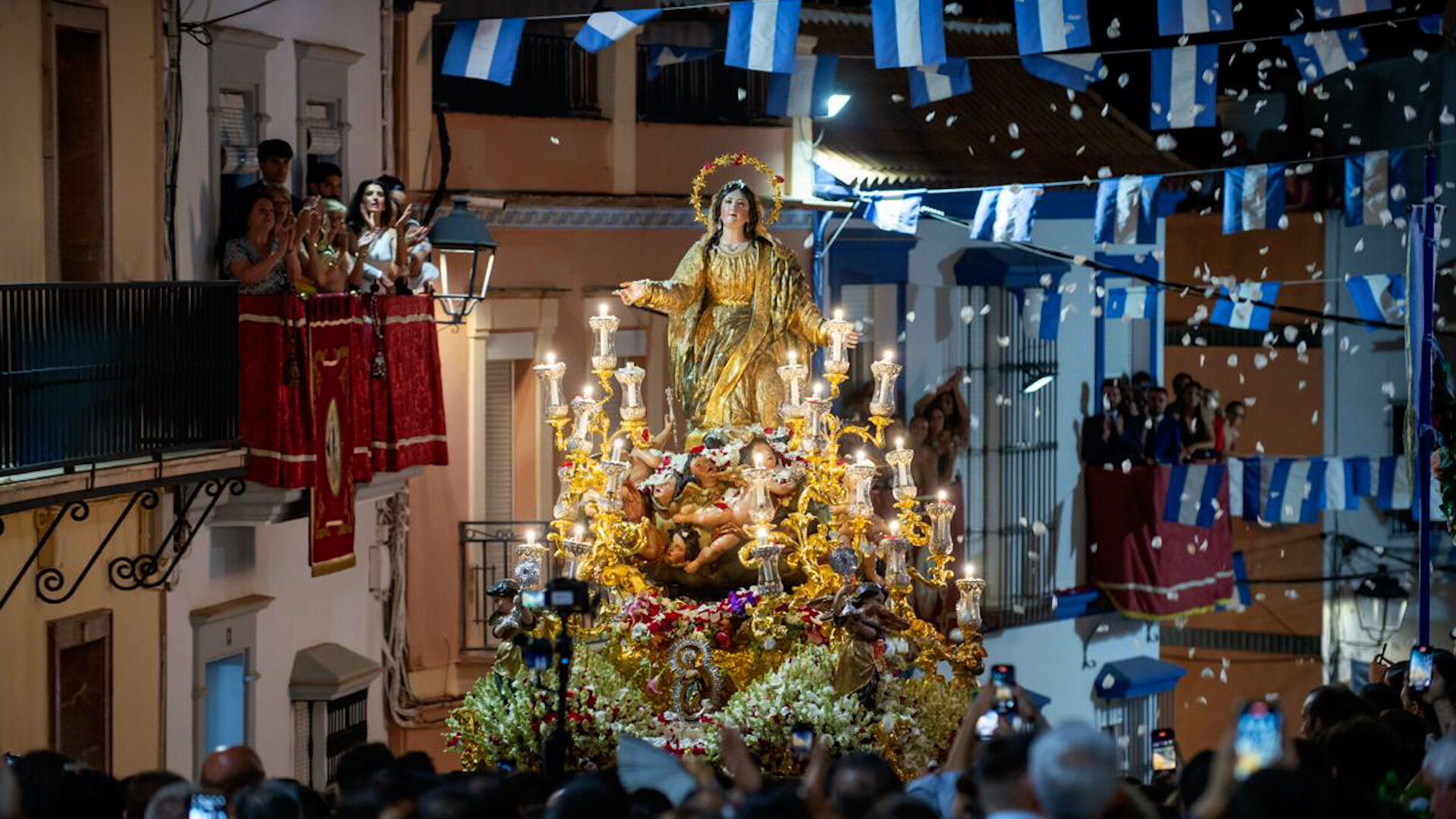 Nuestra-Senora-de-la-Asuncion-en-su-salida-procesional-por-las-calles-de-Cantillana