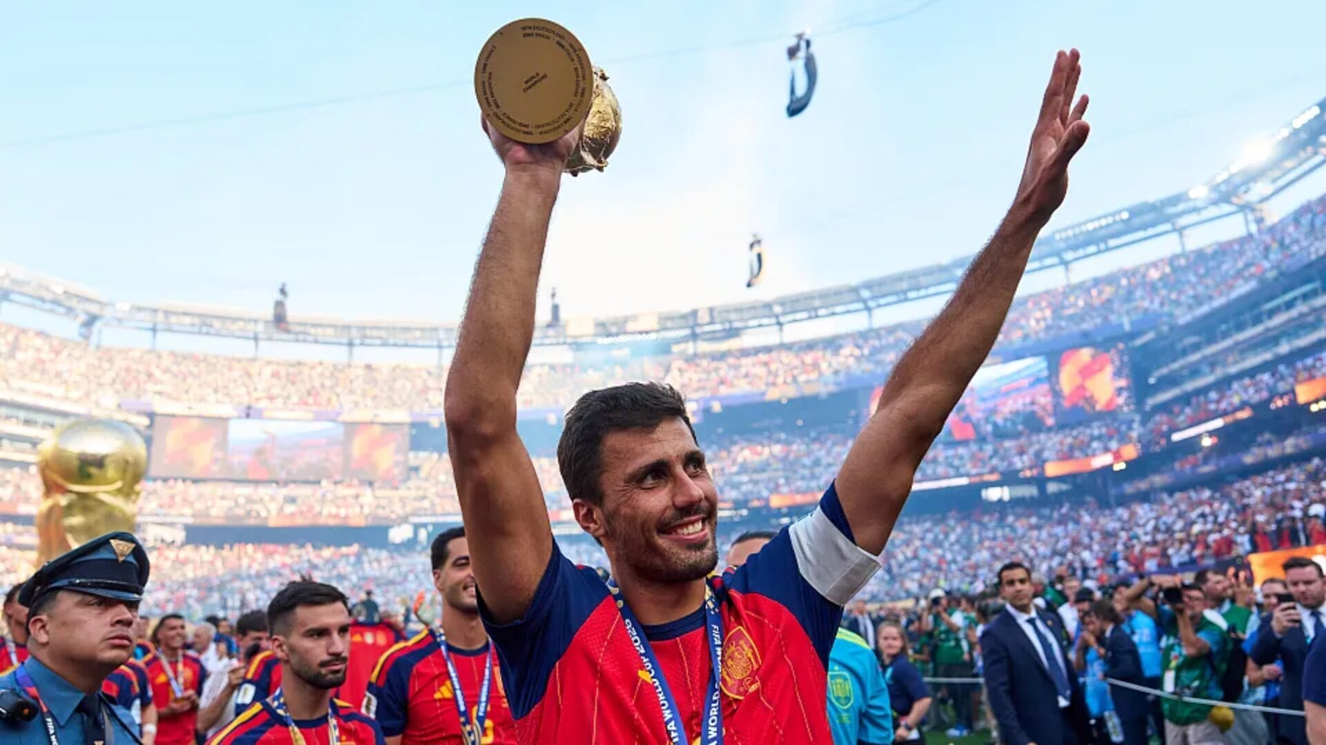 Rodrigo celebra el segundo Mundial de España
