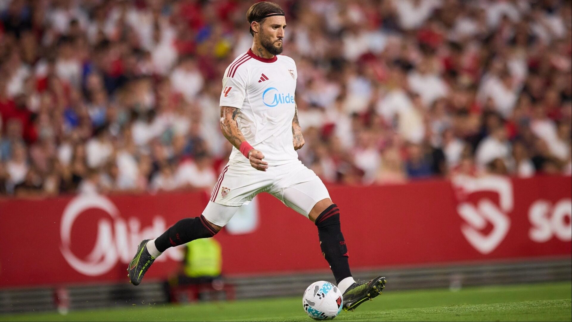 Gudelj con la camiseta del Sevilla