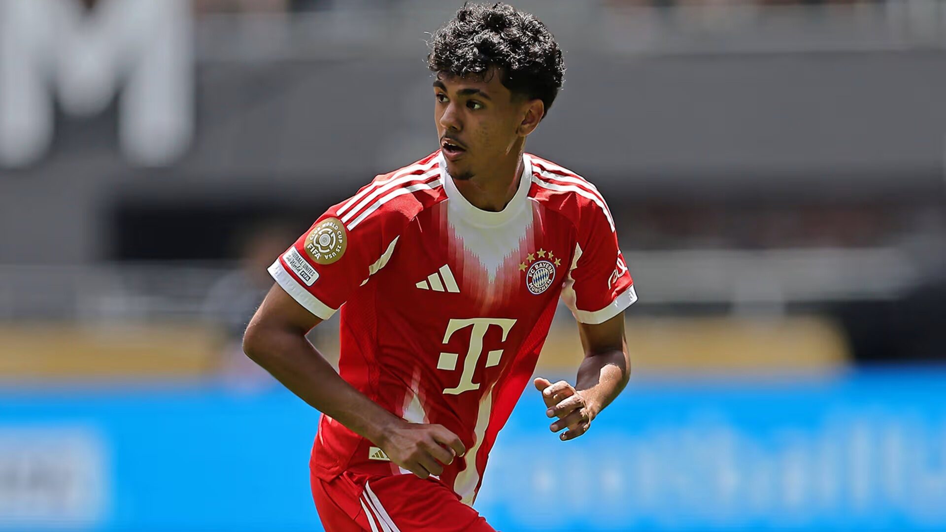 Adam Aznou en su etapa en el Bayern