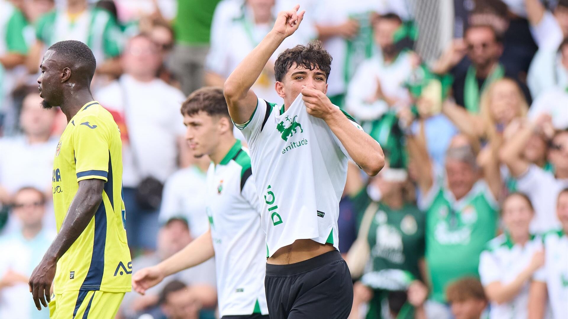 Sergio Martínez se besa el escudo tras marcar al Villarreal.