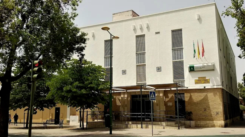 Una paciente esparce heces en una consulta del Centro de Salud Amante Laffon de Triana