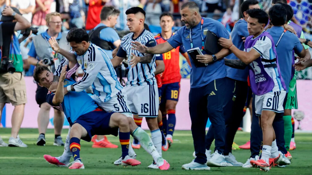 La FIFA sanciona a Paredes con 10 partidos de suspensión y a Gavi con uno por los incidentes de la final del Mundial