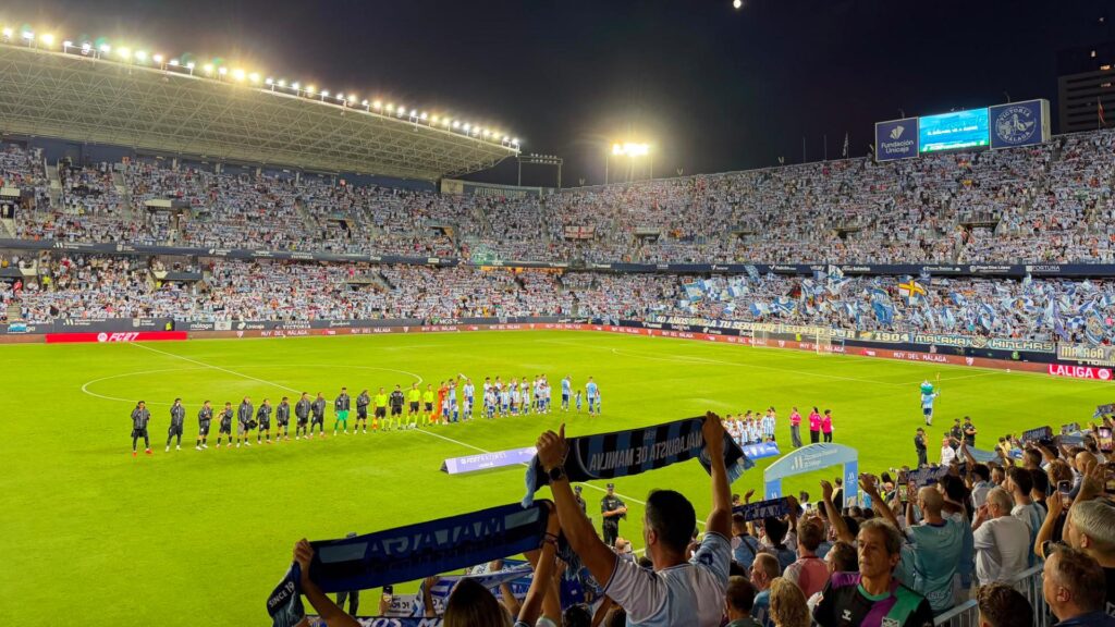 La Rosaleda vuelve a ser de Primera: así de espectacular sonó el himno del Málaga en el estreno en casa