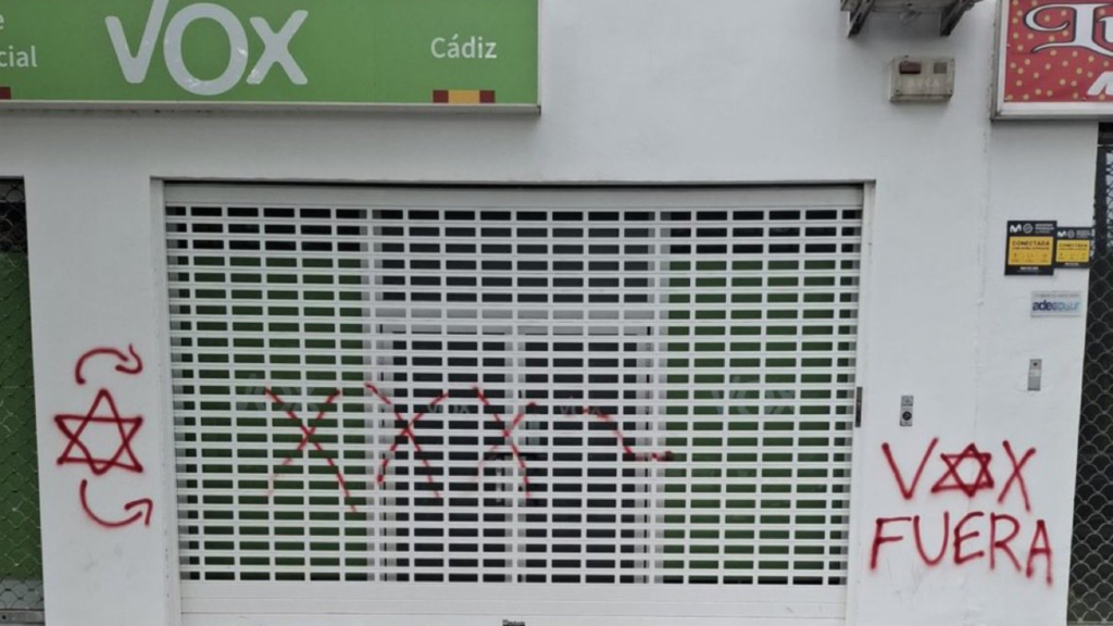 Gavira denuncia pintadas vandálicas en la sede de Vox en Cádiz con señalamientos antisemitas