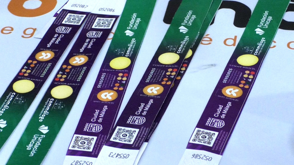 Los puntos violetas de la Feria de Málaga repartirán gratuitamente unas pulseras que advierten si una bebida ha sido contaminada con sustancias