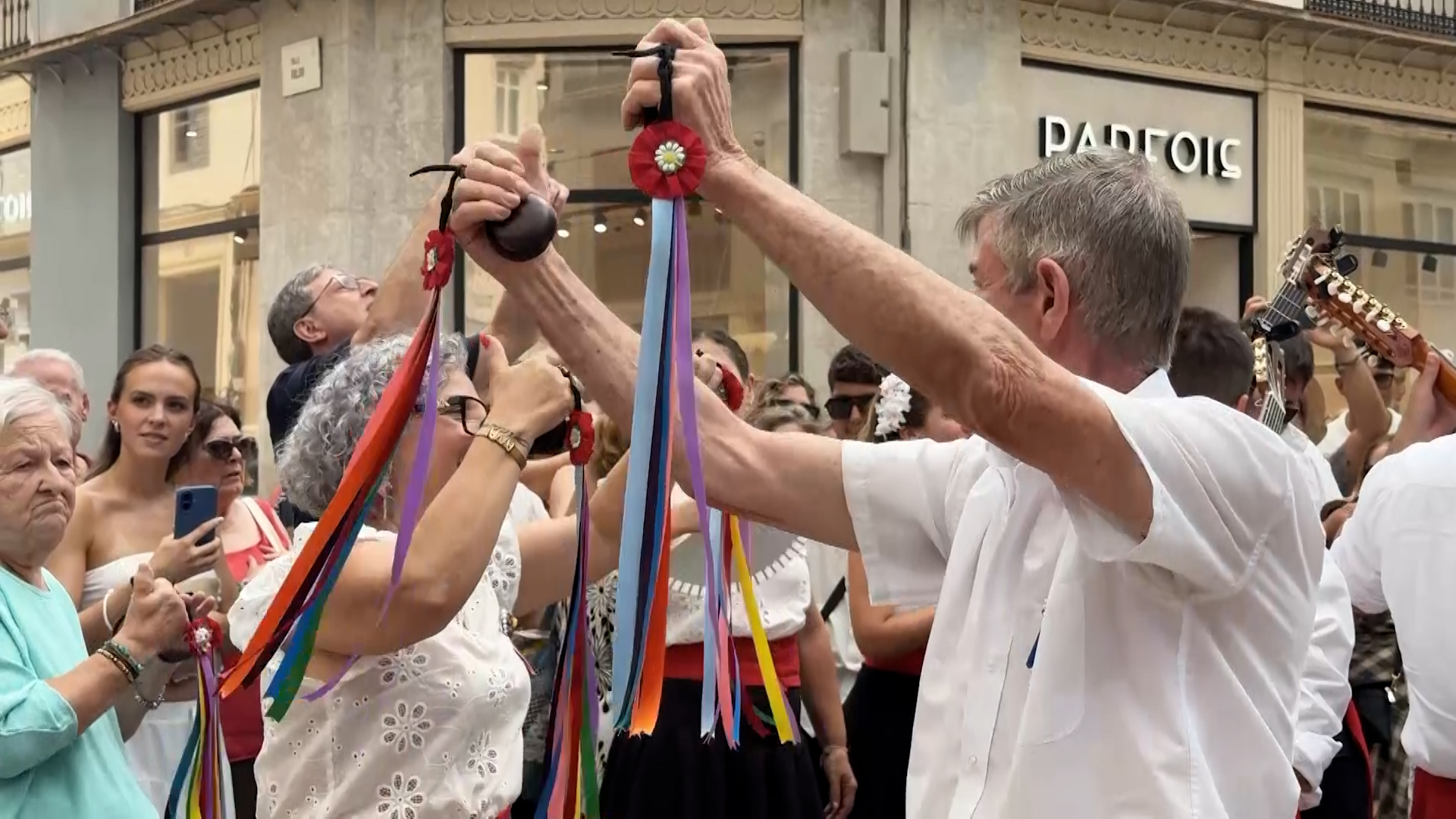 Echar un revezo: las pandas de verdiales llenan la Feria de Málaga con los sonidos de la provincia