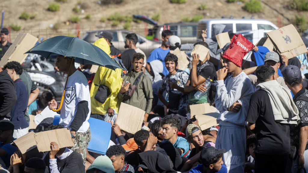 El Gobierno rebaja de 2.900 a 1.500 los menores migrantes filiados en Ceuta