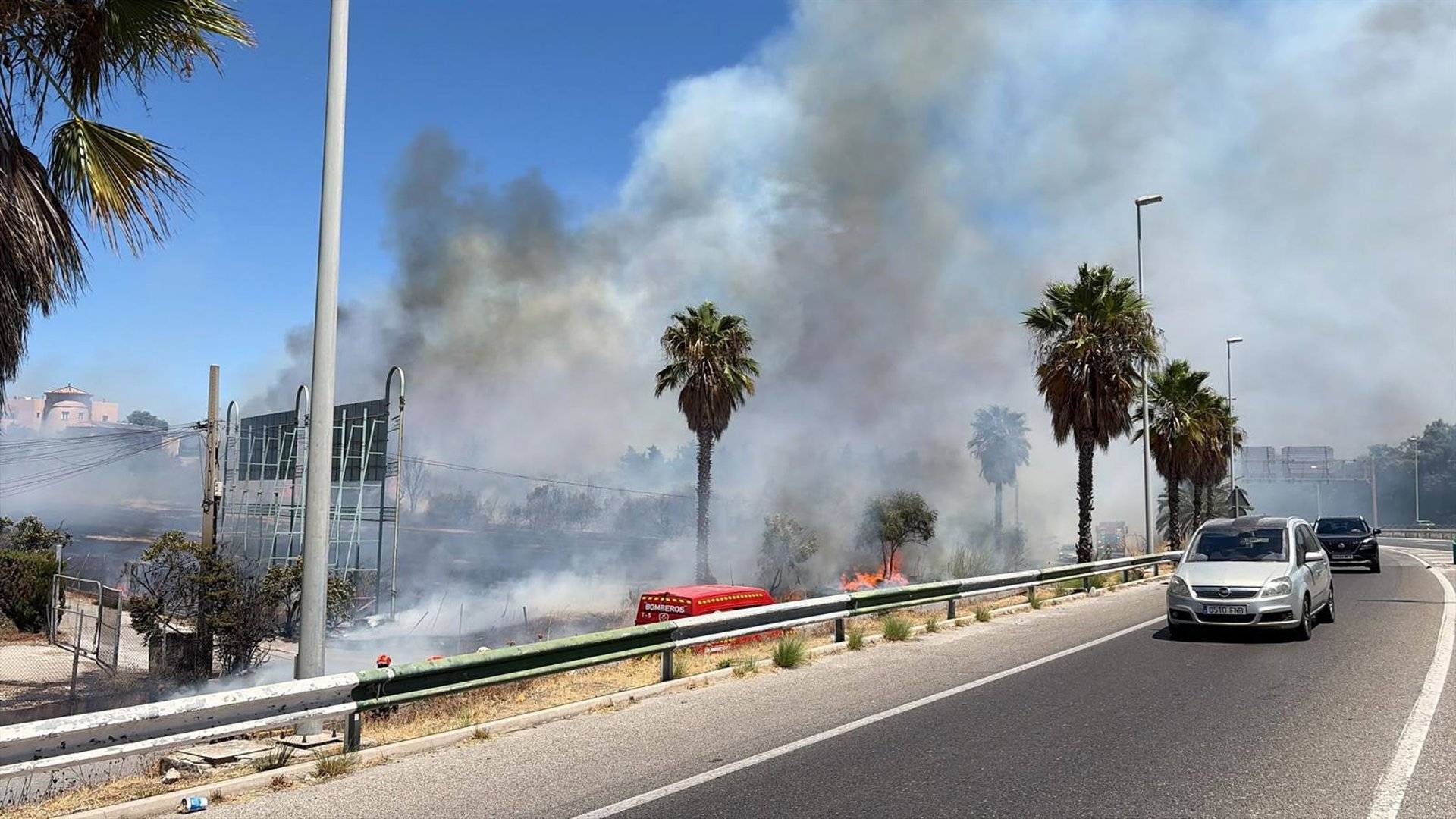 Nuevo incendio en Málaga: el fuego afecta a un taller mecánico y obliga a cortar un carril de la A-7 en Estepona