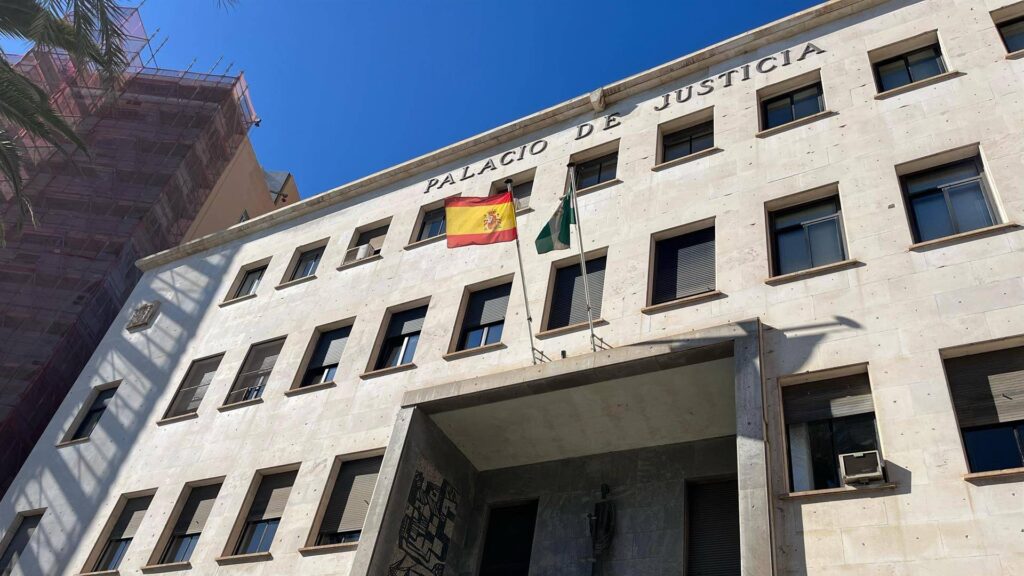 Condenado a dos años de cárcel por sujetar y besar a una menor tras abordarla en plena calle en Almería