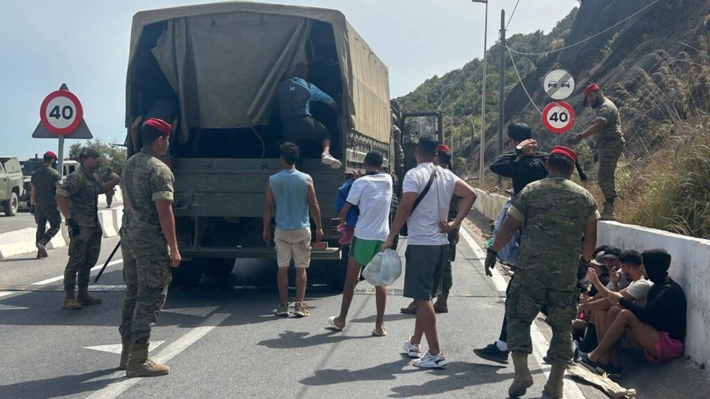 Marruecos llena su frontera de militares ante la amenaza de un nuevo cruce masivo de migrantes a Ceuta