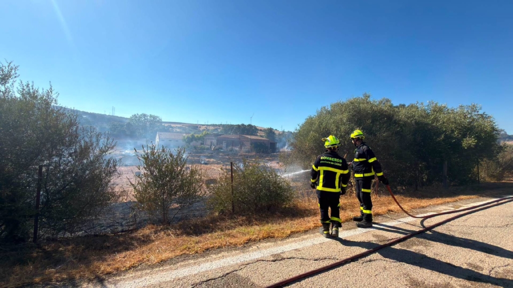 El incendio forestal de San Roque queda controlado tras obligar a evacuar a 19 familias y dañar una vivienda