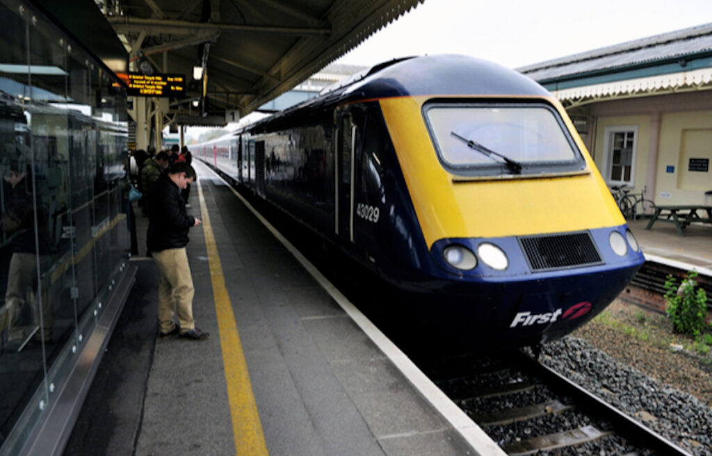 Descarrila un tren al sur de Inglaterra: la ministra de Transportes, «muy preocupada»