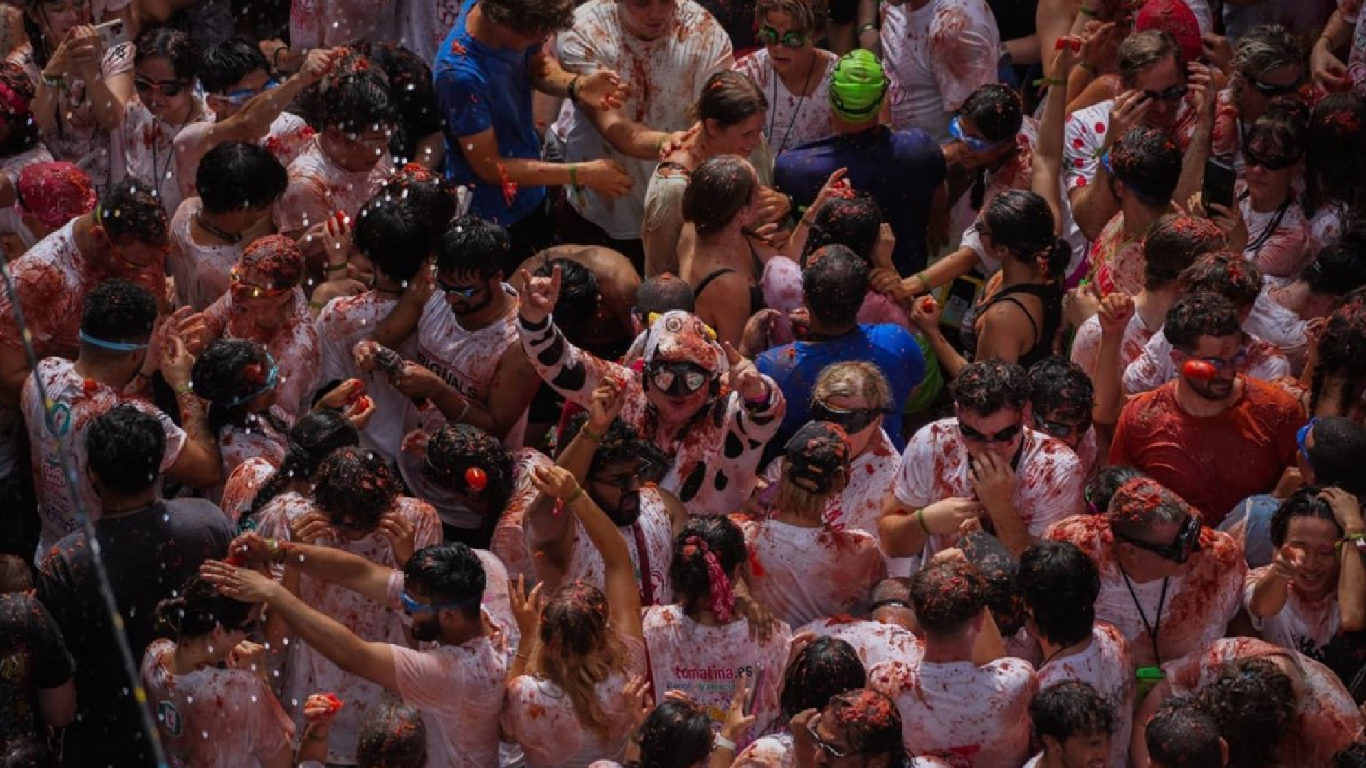 Marea Roja en Buñol: la Tomatina tiñe a 22.000 personas con 150 toneladas de tomate