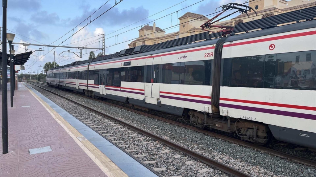 Cortado el Cercanías C-2 de Málaga por el choque de un tren con una catenaria caída