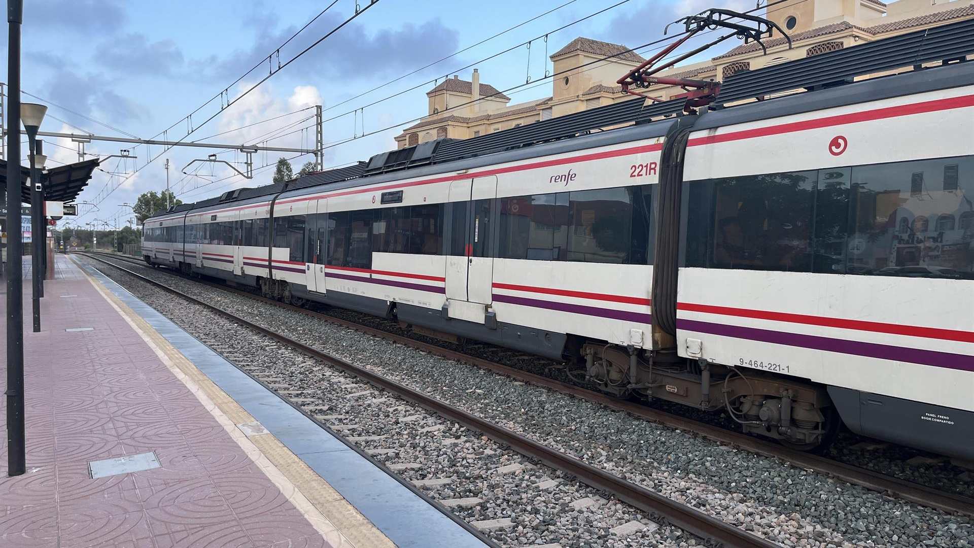 Cortado el Cercanías C-2 de Málaga por el choque de un tren con una catenaria caída