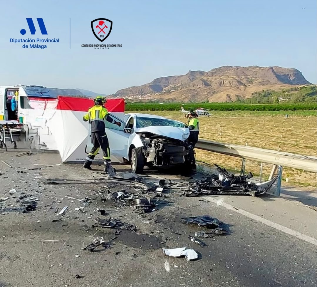 Una colisión frontal en la A-357 deja una persona atrapada y dos evacuados en helicóptero