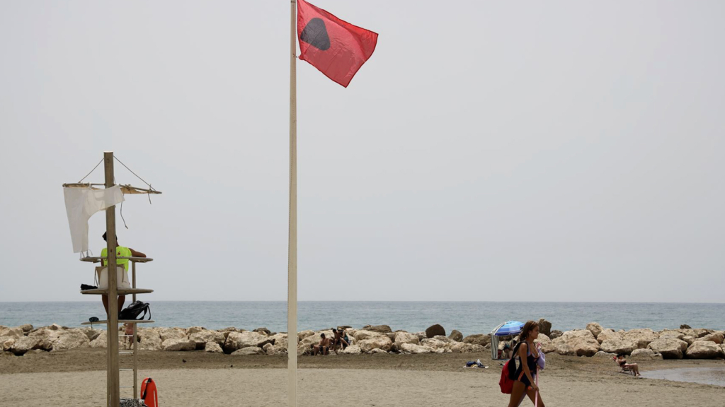 Seis playas cerradas en plena Feria de Málaga por gran concentración de bacterias en el agua