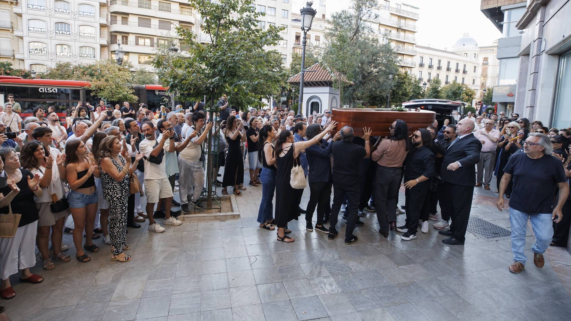 Granada despide con lágrimas y aplausos a Pepe Habichuela