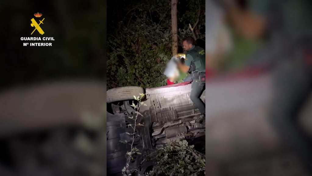 Angustioso rescate de una familia en Granada tras caer su coche por un terraplén