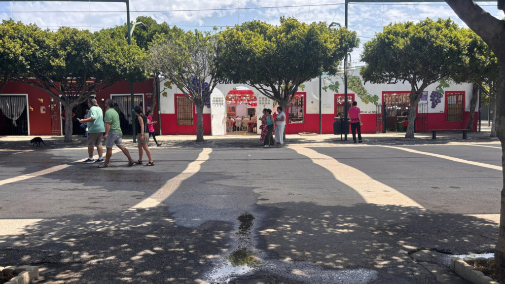 Las lluvias de la tormenta eléctrica dejan desperfectos en las casetas de la Feria de Málaga y charcos en el Real