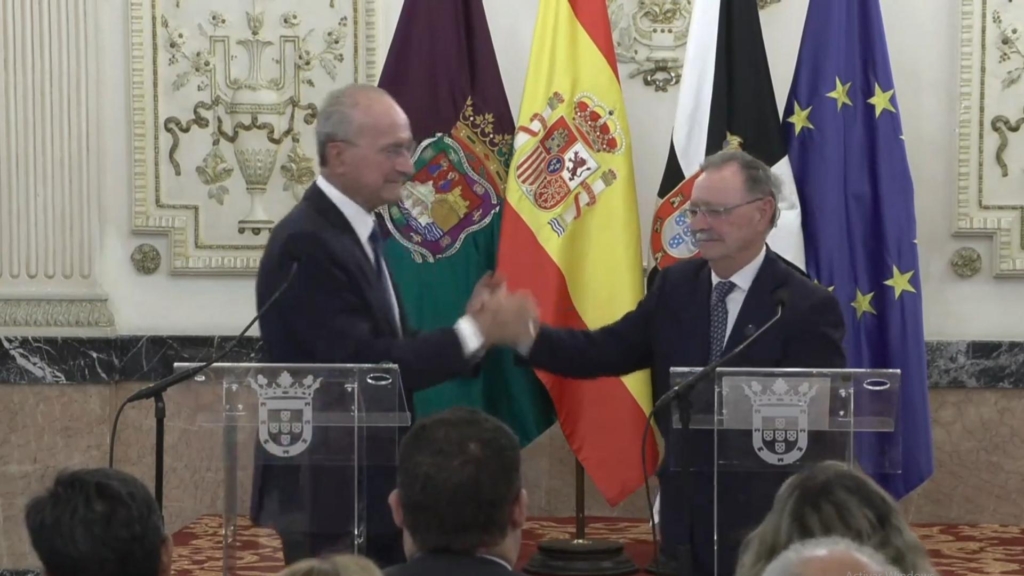 De la Torre respalda a Vivas y califica la crisis migratoria como una invasión: «La identidad de España ha sido vulnerada»