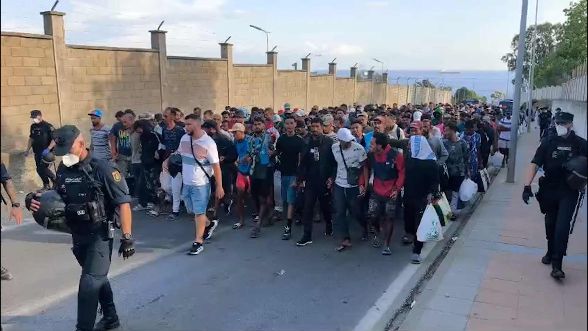 Ceuta reubica sin incidentes a más de 1.200 migrantes tras el desalojo del Trampolín