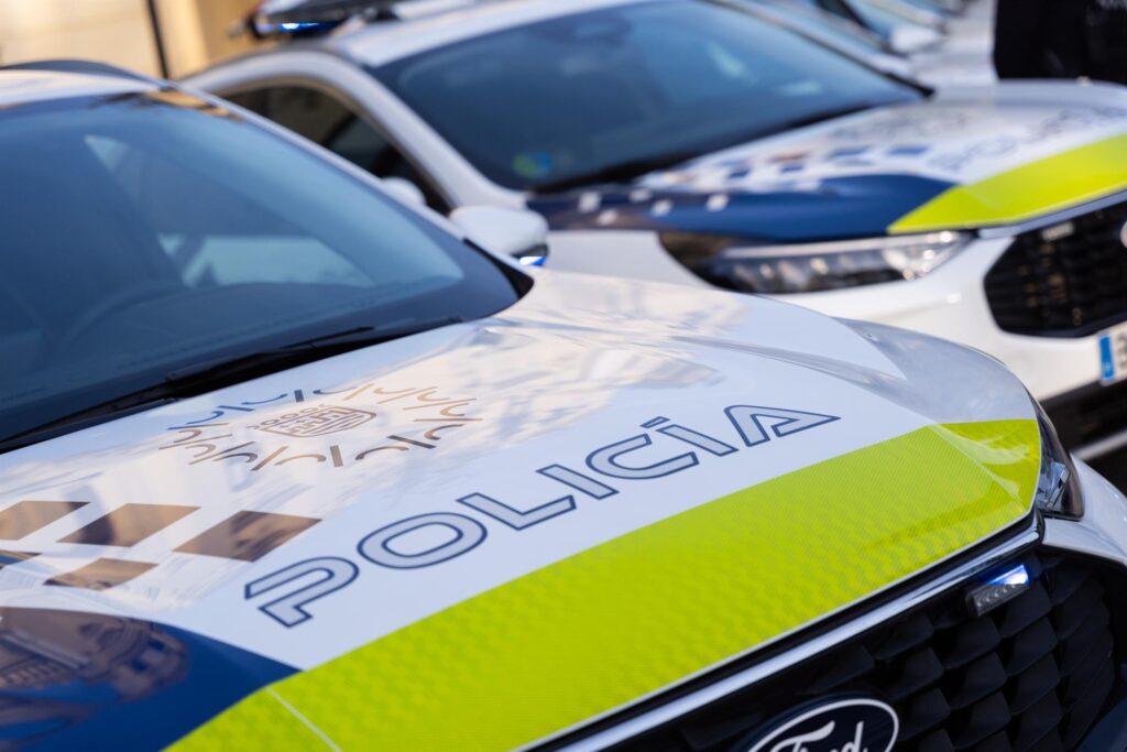 Se estampa contra un semáforo, da positivo en drogas y amenaza a la Policía con una navaja: detenido un conductor de VTC en Málaga