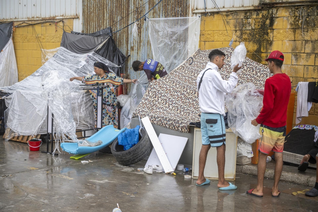 Sanidad rechaza confinar a migrantes en Ceuta tras la propuesta de Feijóo y pide reforzar las condiciones de acogida