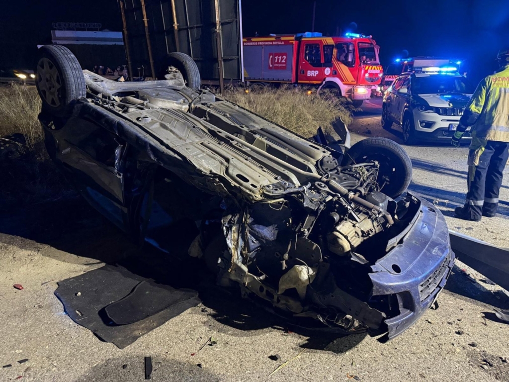 Accidente de tráfico en Sevilla: un herido tras volcar su coche a la altura de Coria del Río