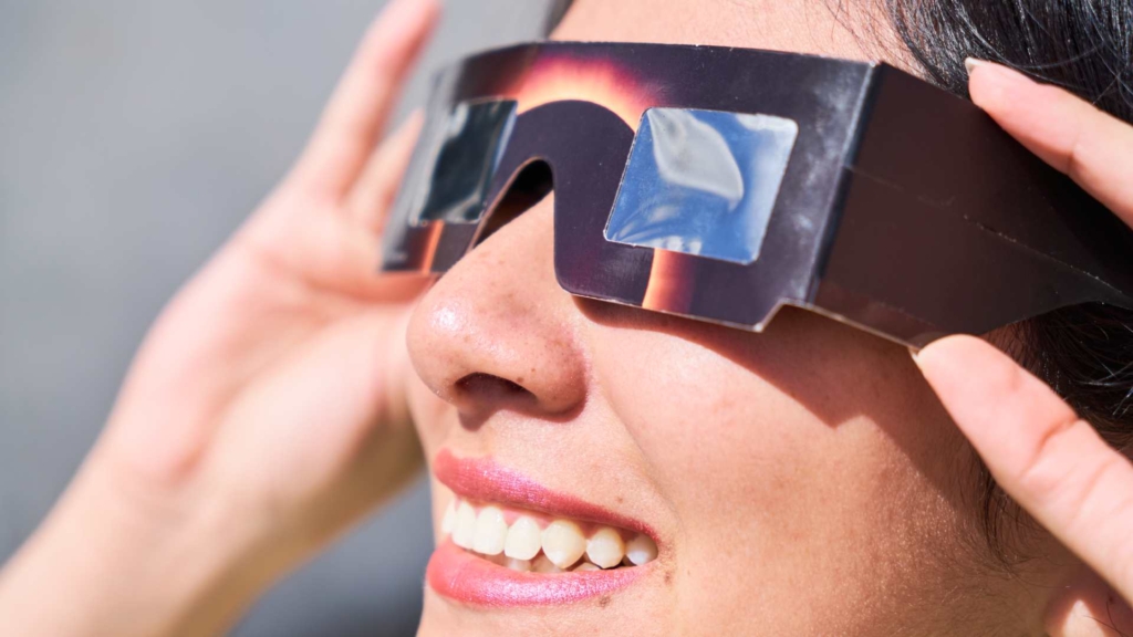 Gafas para el eclipse solar 2026: dónde comprarlas, dónde conseguirlas y cómo saber si están homologadas