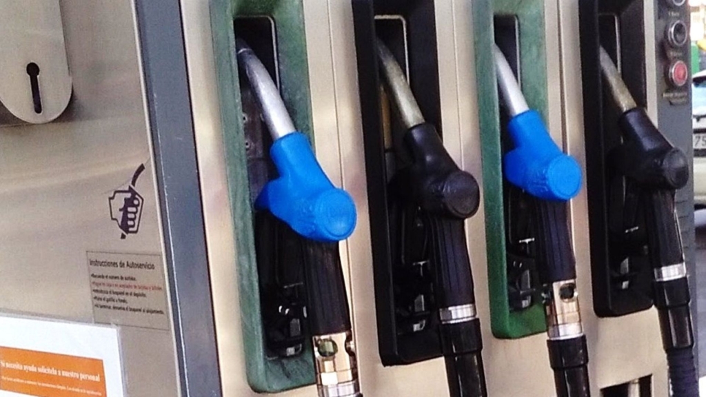 La gasolina vuelve a lo peor de la crisis en Ormuz: se sitúa en 1,8 euros el litro en plena Operación Salida de agosto