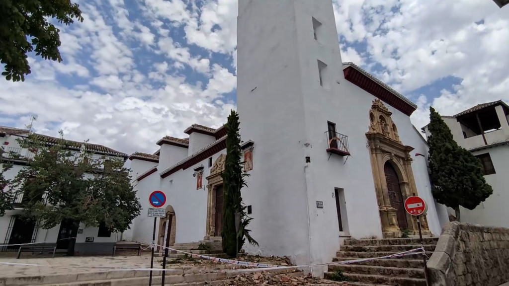 Varios templos de Granada cierran por el terremoto