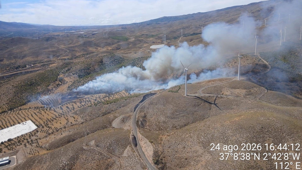 Activada la emergencia en Almería por el incendio en Las Tres Villas con ocho confinados y nueve alejados