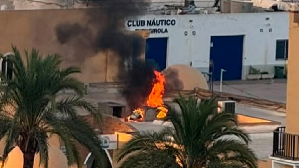 Un incendio en un local del puerto deportivo de Fuengirola genera una gran susto en la zona