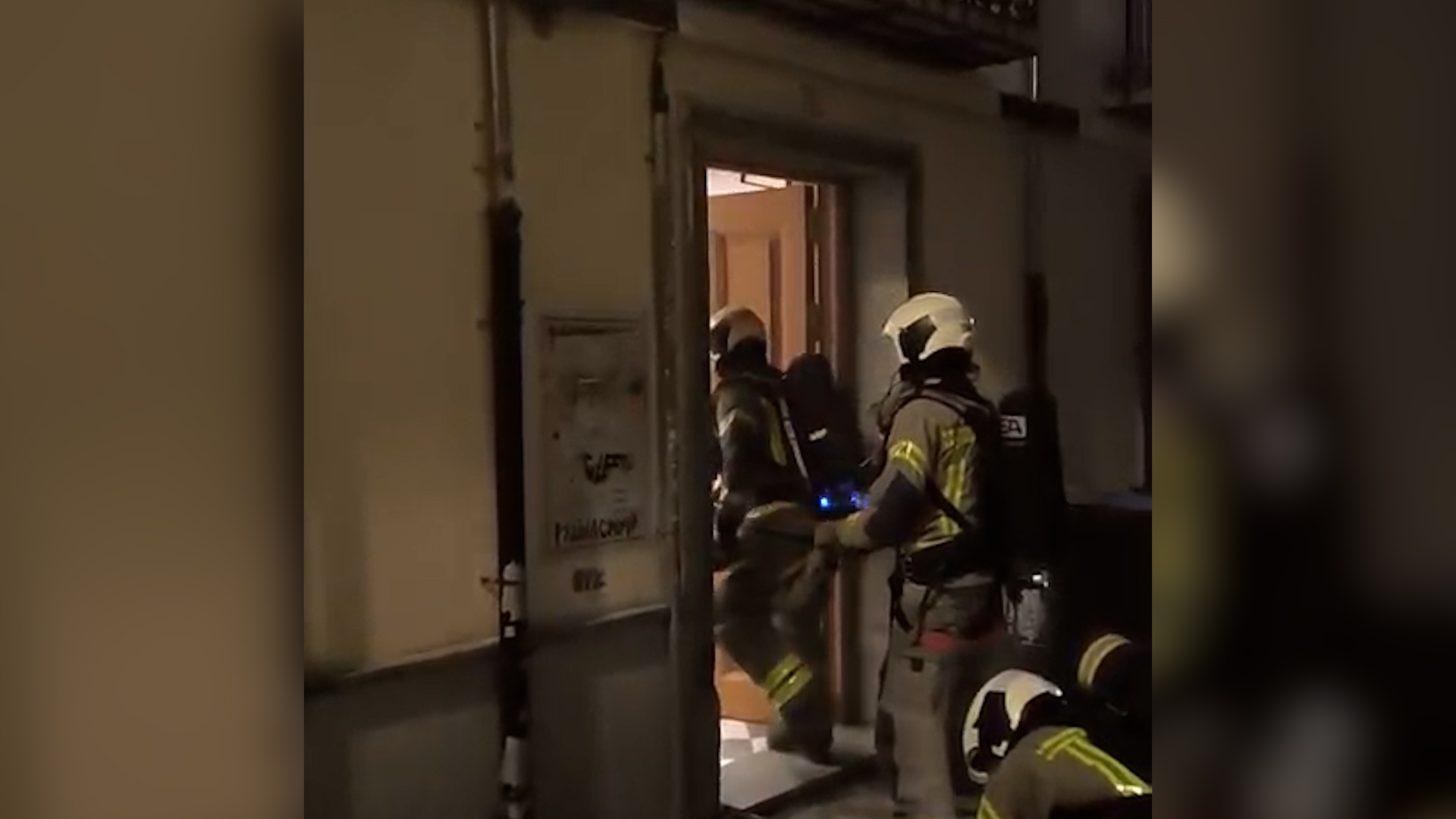Extinguen un incendio en un piso del Centro de Granada