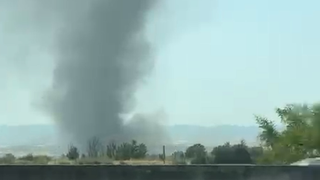 Los Bomberos combaten un incendio en un paraje de Granada