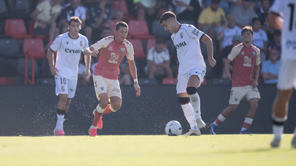 El Málaga cae ante el Ceuta y suma la primera derrota de la pretemporada dejando dudas en defensa