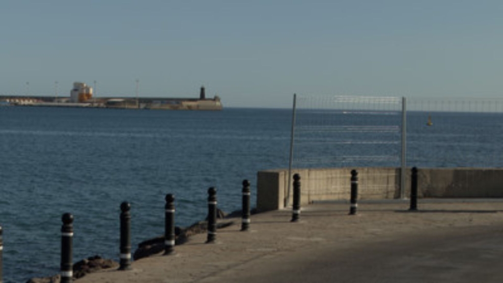 Instalan una valla en el Dique Sur de Melilla para evitar nuevas entradas de migrantes por mar