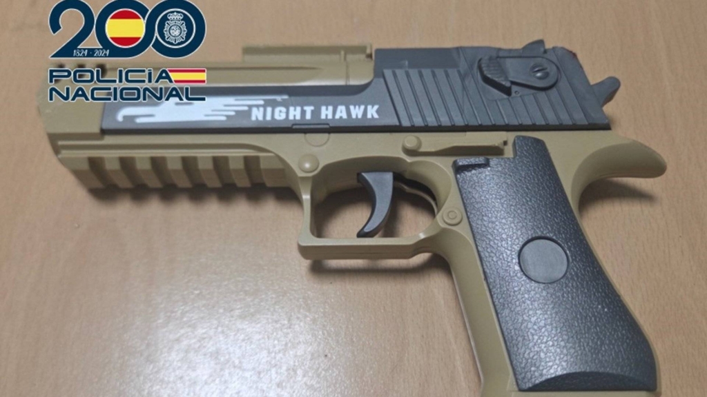 Agrede a dos policías con una pistola simulada cuando le detenían por tres causas pendientes en Granada